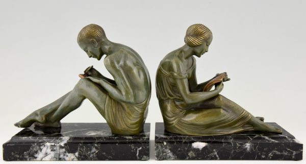 Art Deco bronzen boekensteunen man en vrouw met brief.