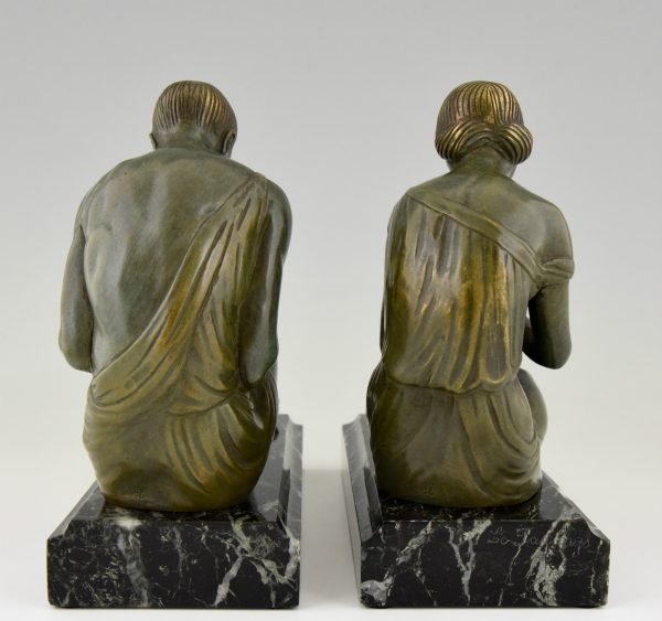 Art Deco bronzen boekensteunen man en vrouw met brief.