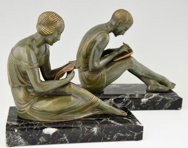 Art Deco bronzen boekensteunen man en vrouw met brief.