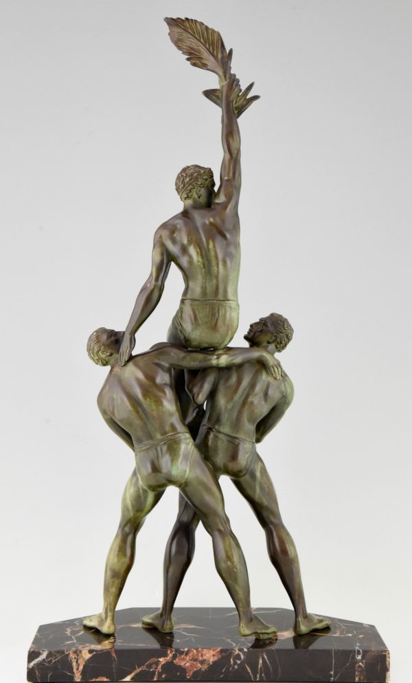 Art Deco beeld met 3 atleten, mannelijk naakt.