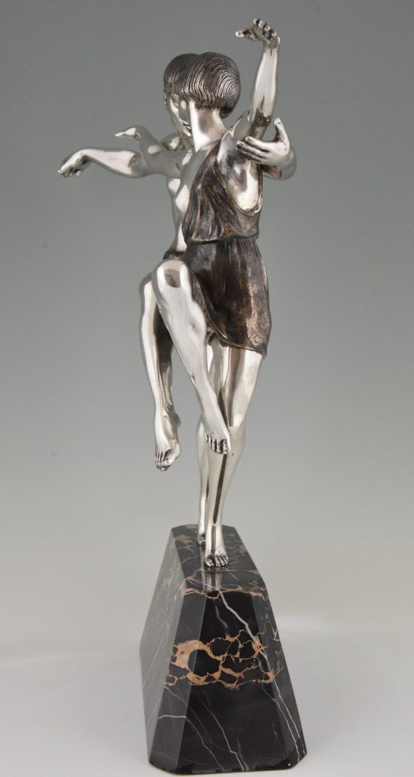 Art Deco verzilverd bronzen beeld dansend paar.