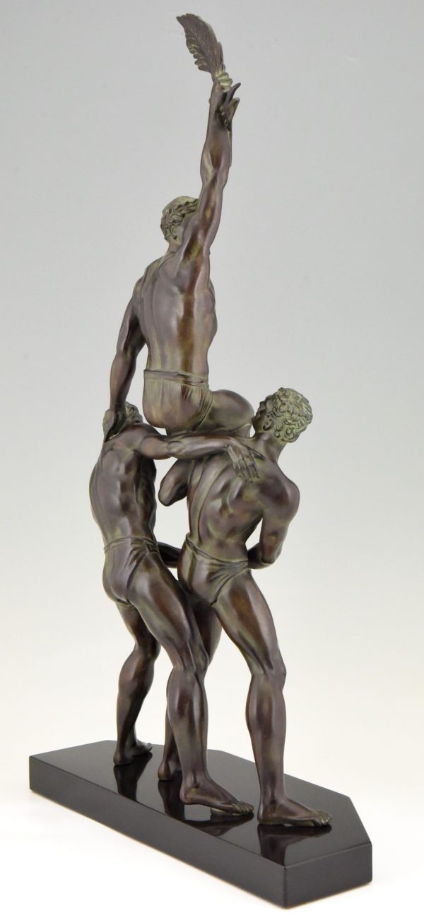 Victory Art Deco sculptuur met drie atletische mannen