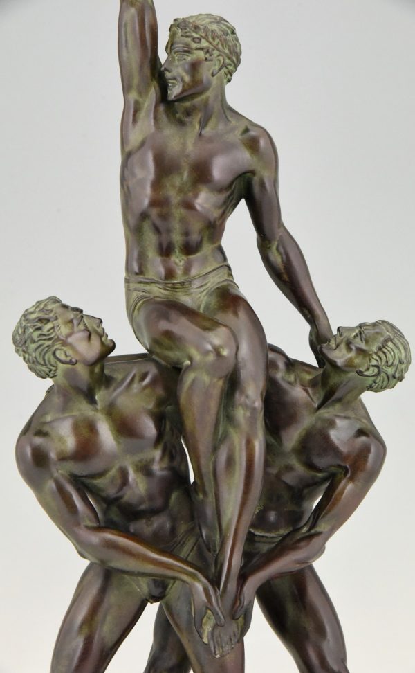 Victory Art Deco sculptuur met drie atletische mannen