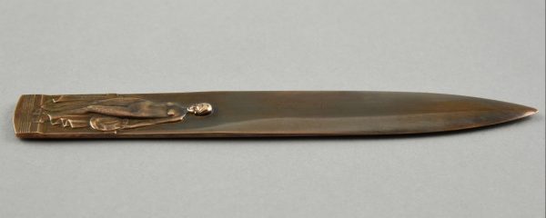 Art Deco bronzen briefopener met naakte vrouw, baadster.