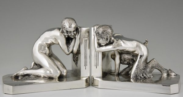 Art Deco serre livres en bronze argenté femme nue et satyr