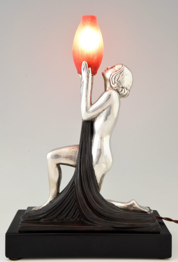 Art deco lamp met naakt in verzilverd brons