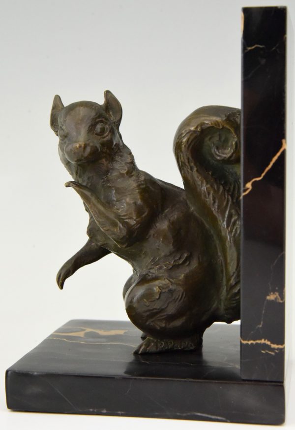 Art Deco boekensteunen met bronzen eekhoorns