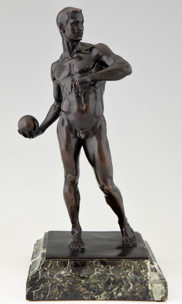 Antiek bronzen beeld atletische man met bal