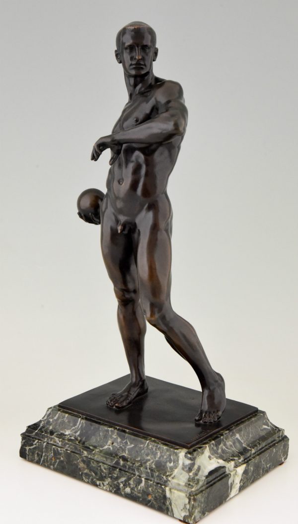 Antiek bronzen beeld atletische man met bal