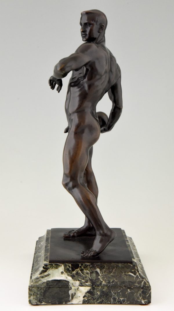 Sculpture bronze athlete lanceur de ballon