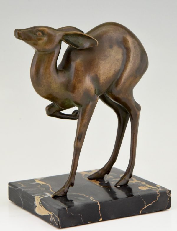 Art Deco sculpture en bronze d’une biche