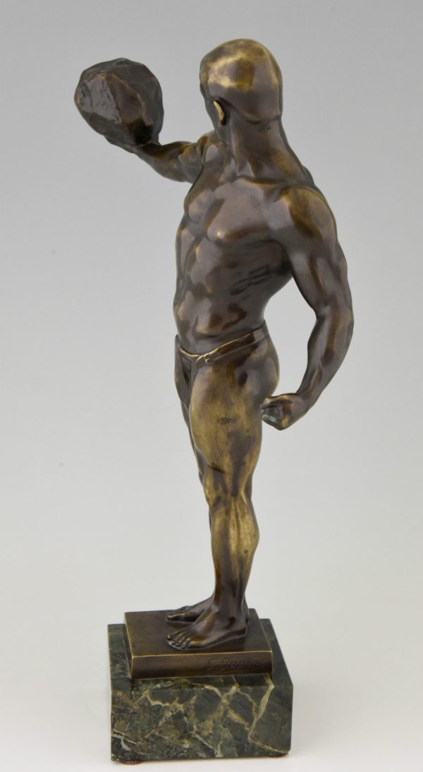 Antiek bronzen beeld atletische naakte man met steen