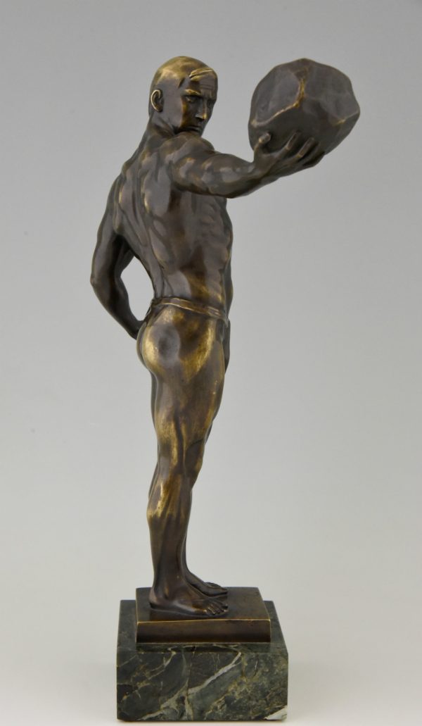 Antiek bronzen beeld atletische naakte man met steen