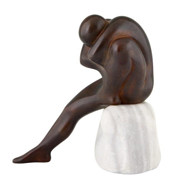 Bronzen beeld zittende man op marmeren sokkel