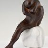 Sculpture en bronze homme assis sur socle en marbre