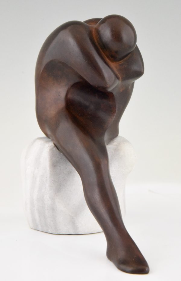 Sculpture en bronze homme assis sur socle en marbre