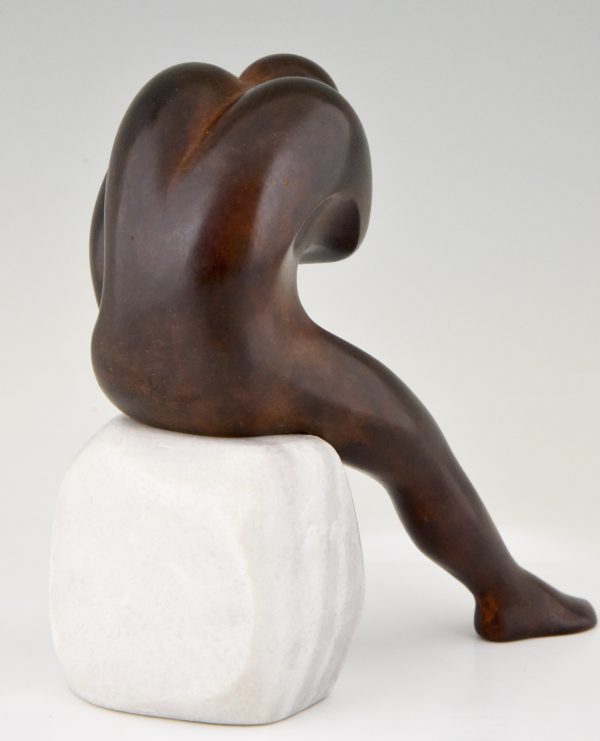Sculpture en bronze homme assis sur socle en marbre