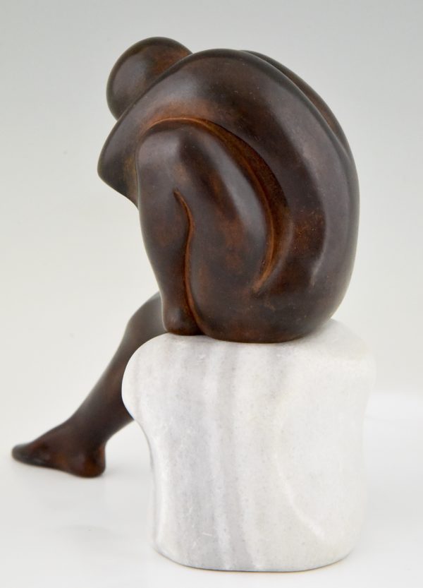 Sculpture en bronze homme assis sur socle en marbre