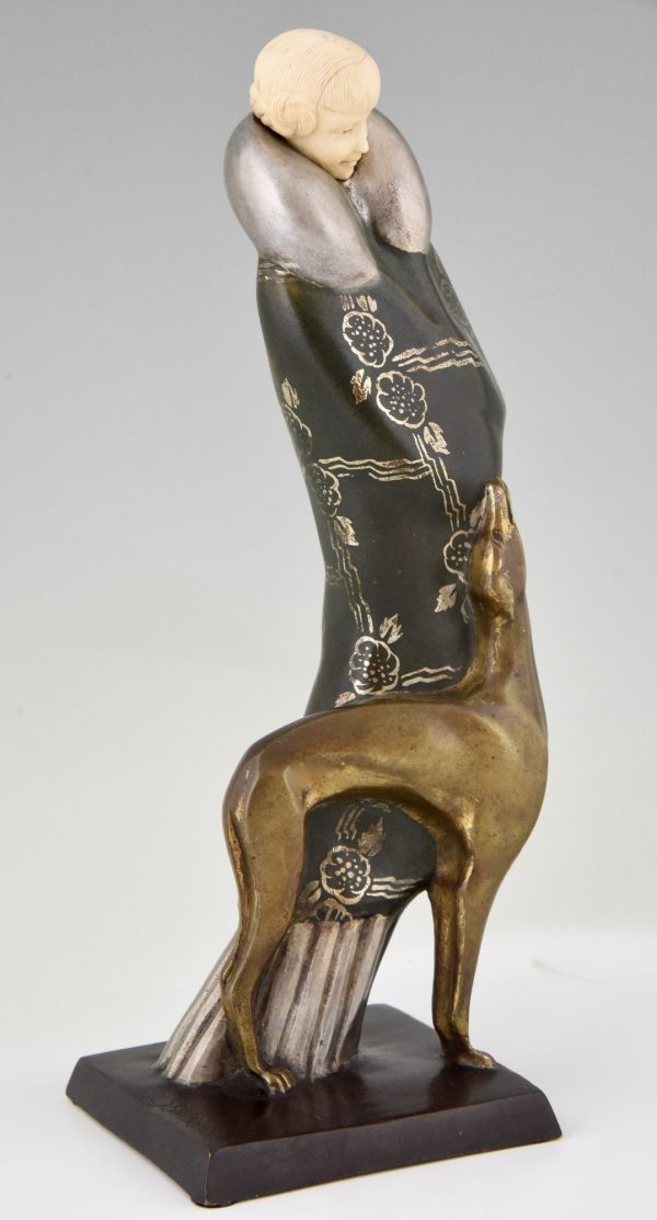 Art Deco bronzen beeld elegant dame met windhond.