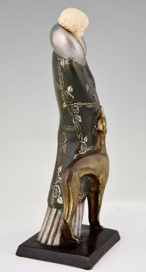 Art Deco bronzen beeld elegant dame met windhond.