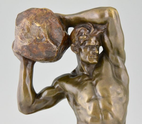 Bronzen beeld sterke halfnaakte man met steen