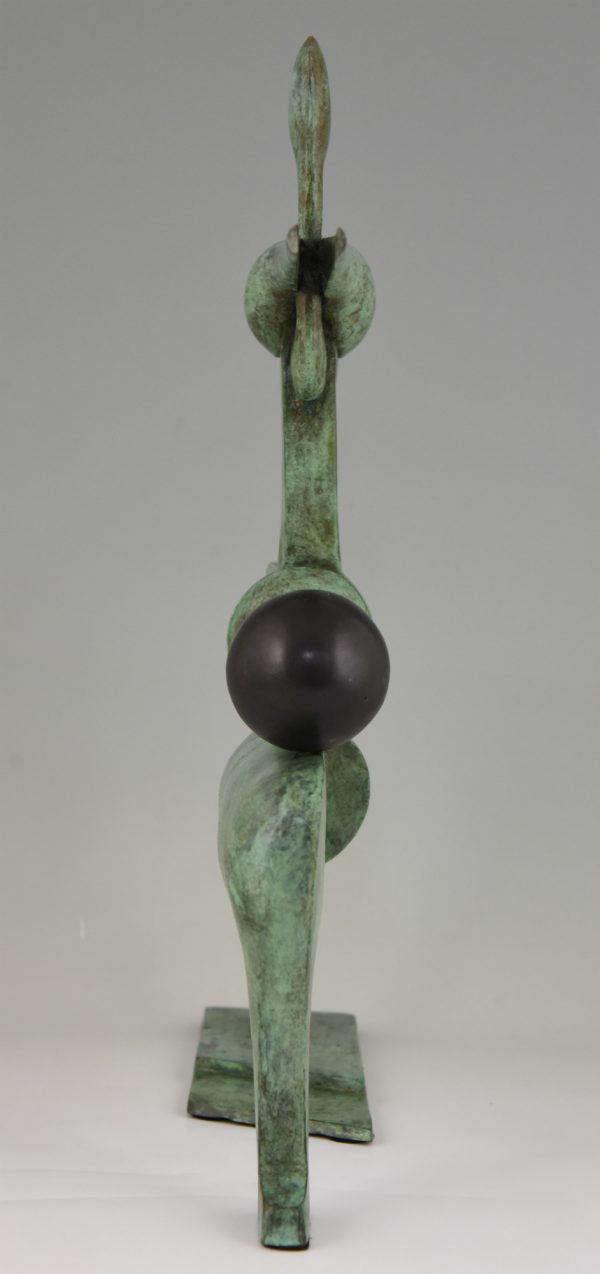Moderne Bronzeskulptur Figur mit Ball