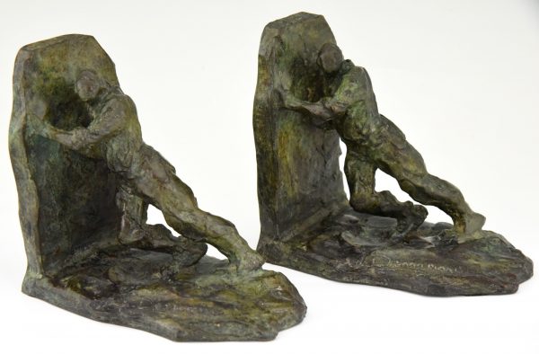 Art Deco bronzen boekensteunen twee duwende mannen