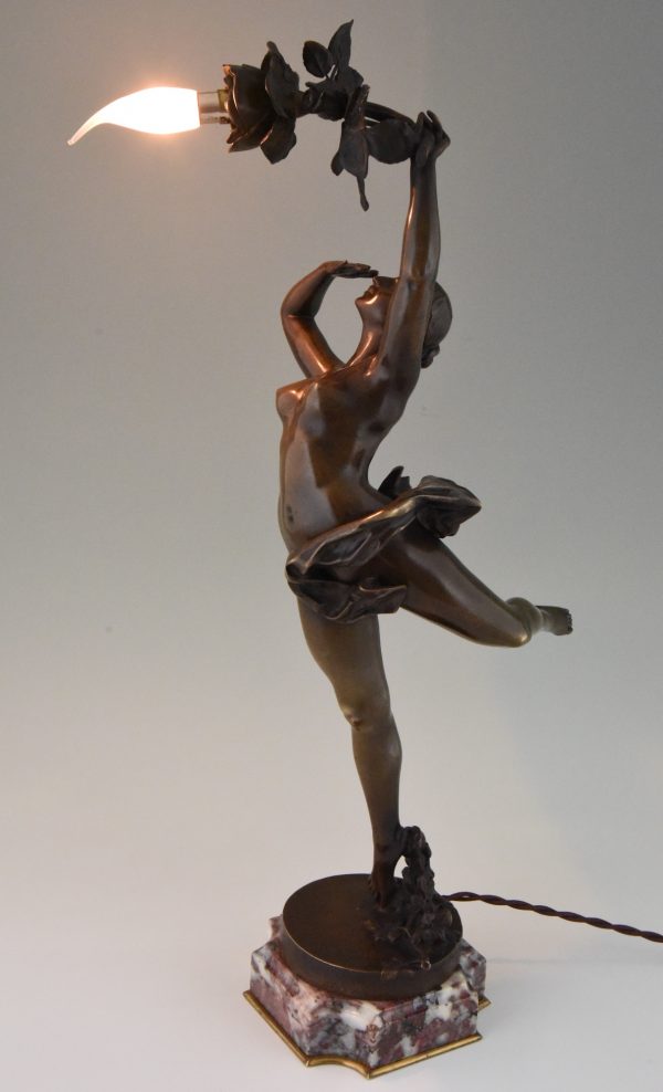 Lampe Art Nouveau en bronze femme nue à la rose