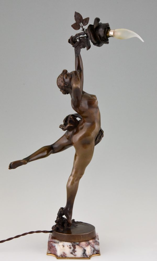 Lampe Art Nouveau en bronze femme nue à la rose