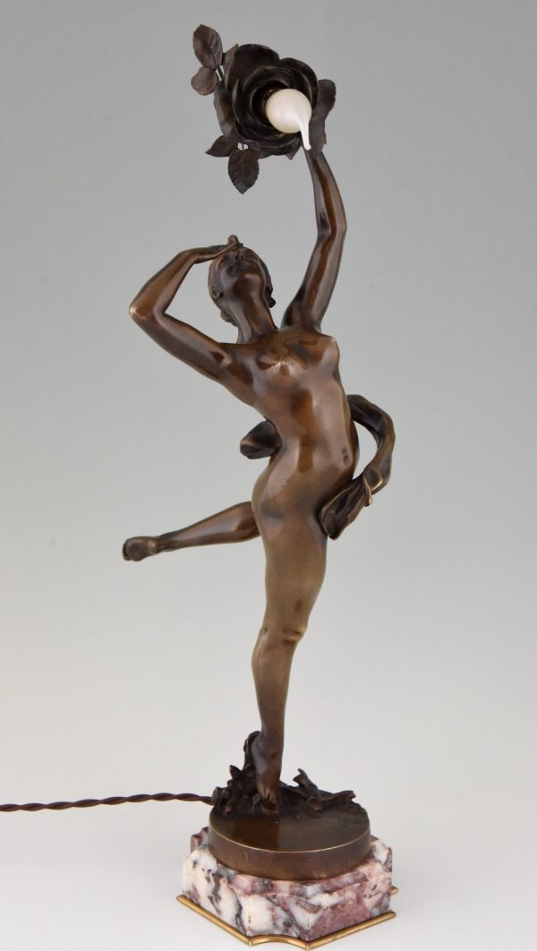 Lampe Art Nouveau en bronze femme nue à la rose