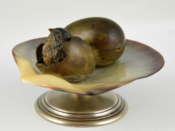 Inktpot in brons met schelp, bronzen vogel en ei.