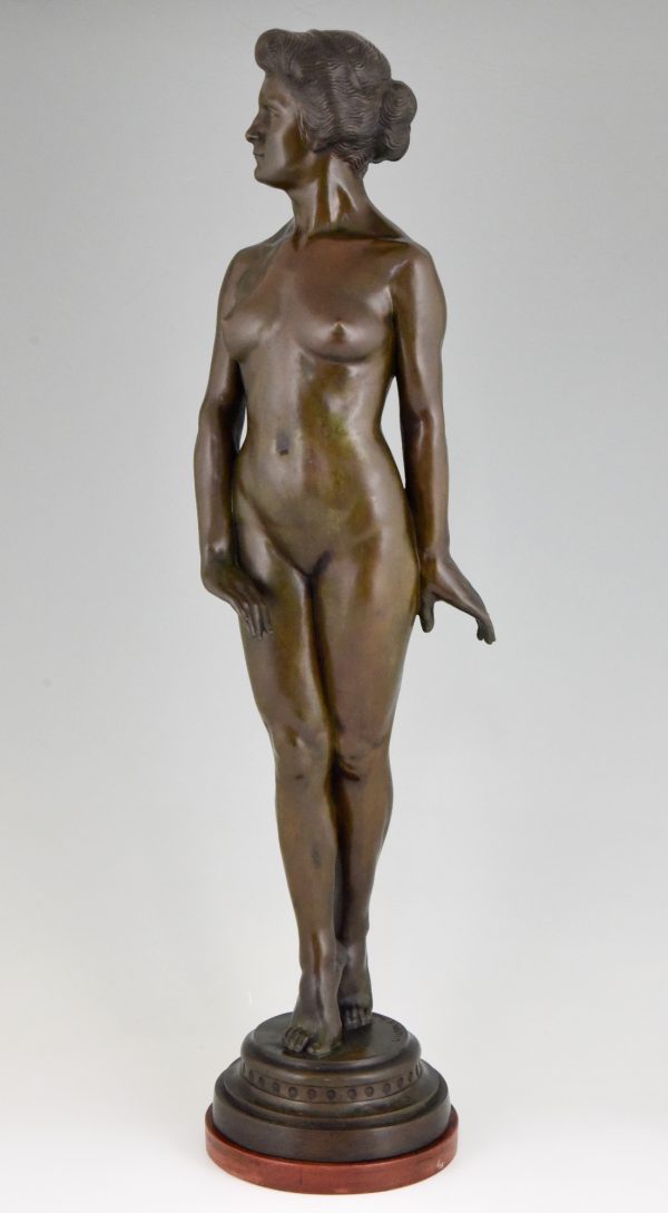 Sculpture en bronze Art Deco femme nude debout.