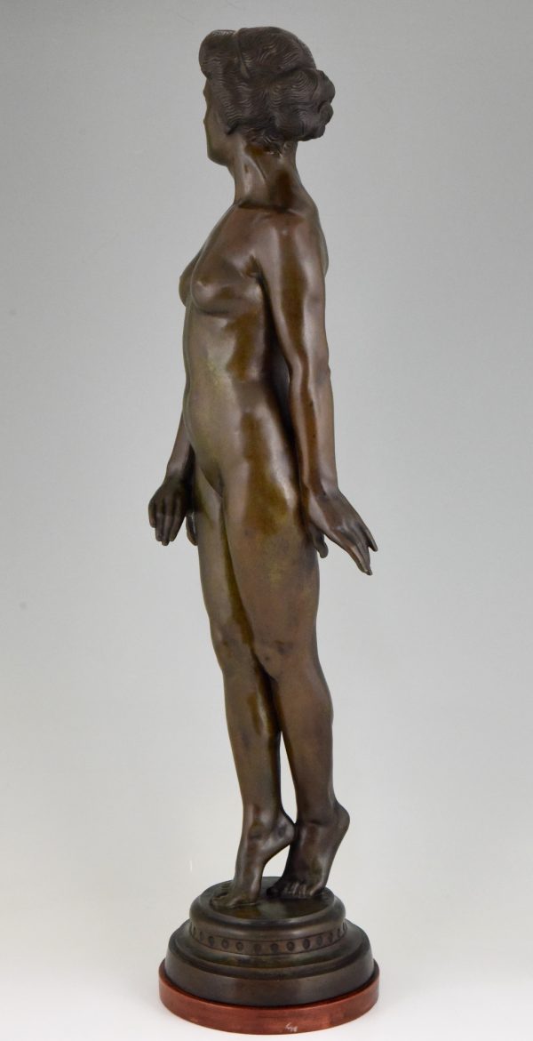 Sculpture en bronze Art Deco femme nude debout.