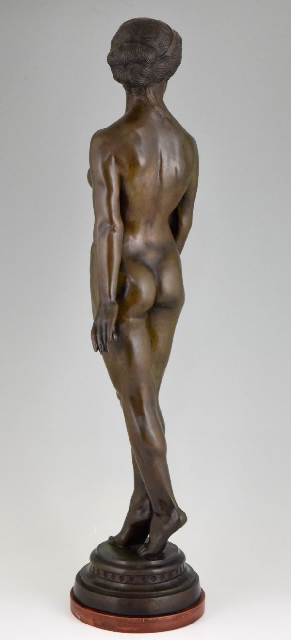 Sculpture en bronze Art Deco femme nude debout.