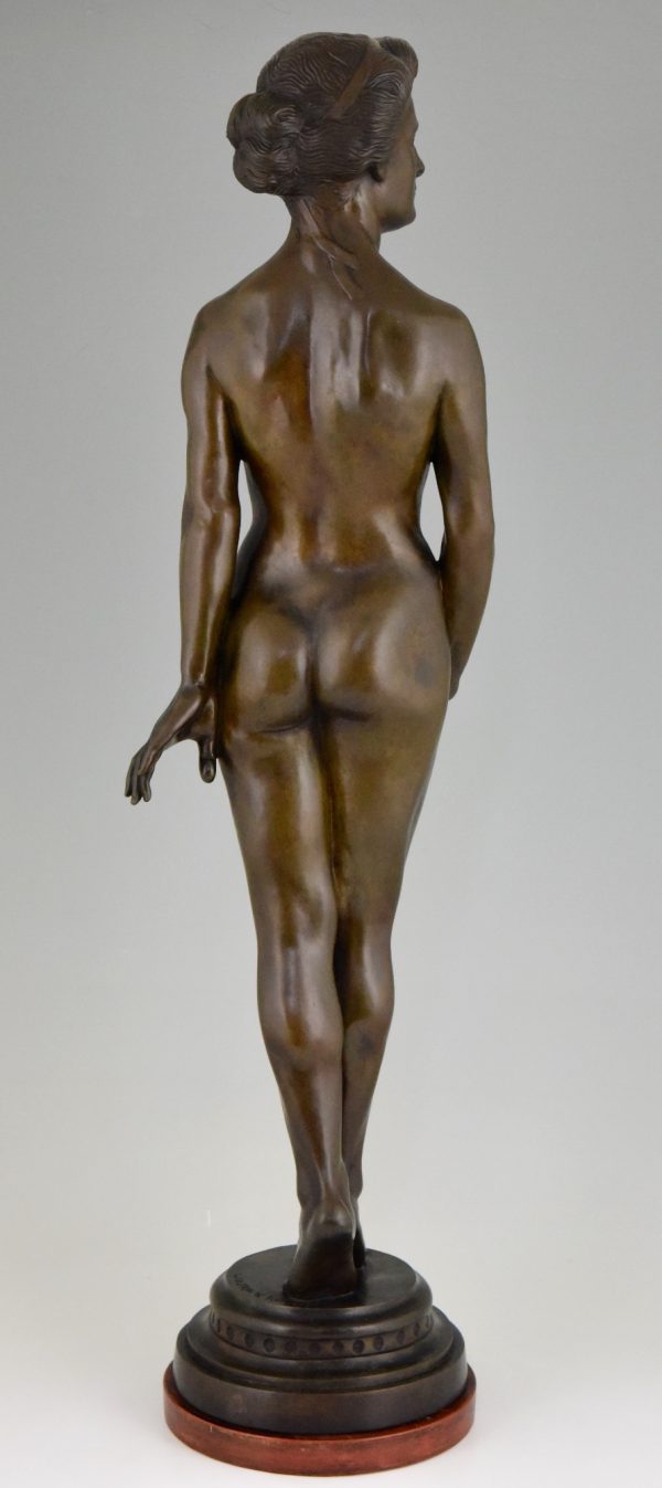 Sculpture en bronze Art Deco femme nude debout.