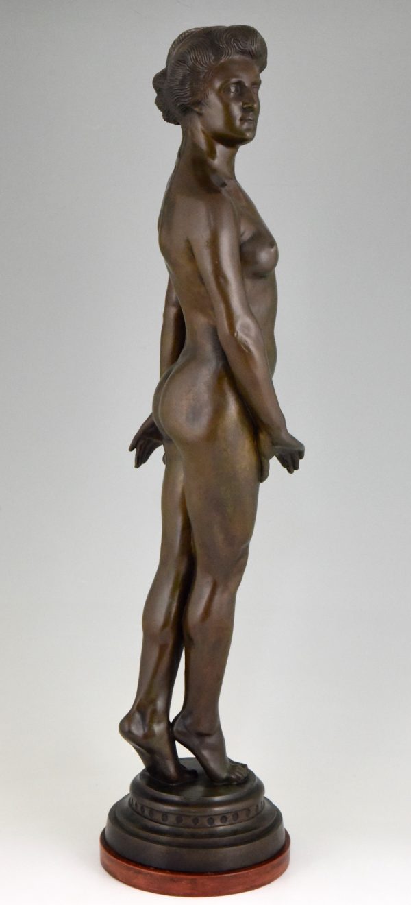 Sculpture en bronze Art Deco femme nude debout.