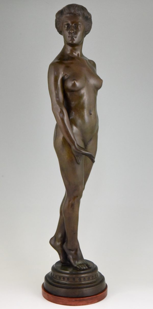 Sculpture en bronze Art Deco femme nude debout.