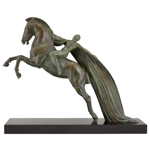 Sculpture Art Deco femme nue au cheval cabrant