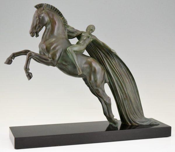 Art Deco sculptuur naakte vrouw op steigerend paard