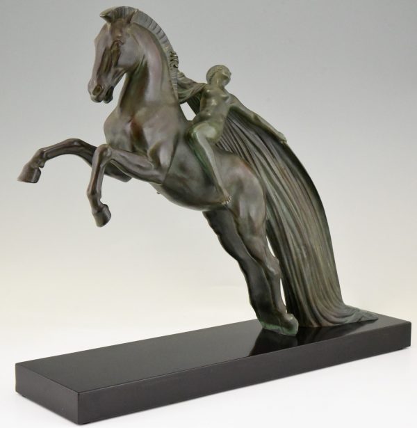 Sculpture Art Deco femme nue au cheval cabrant