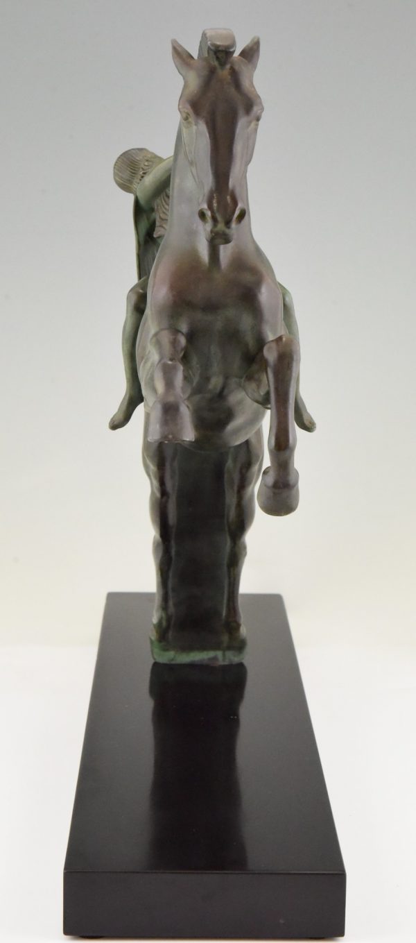 Sculpture Art Deco femme nue au cheval cabrant