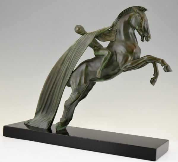 Art Deco sculptuur naakte vrouw op steigerend paard