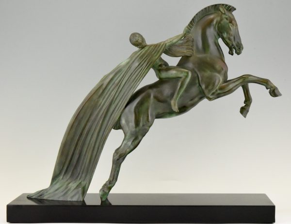 Sculpture Art Deco femme nue au cheval cabrant