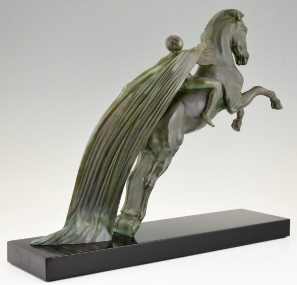 Sculpture Art Deco femme nue au cheval cabrant