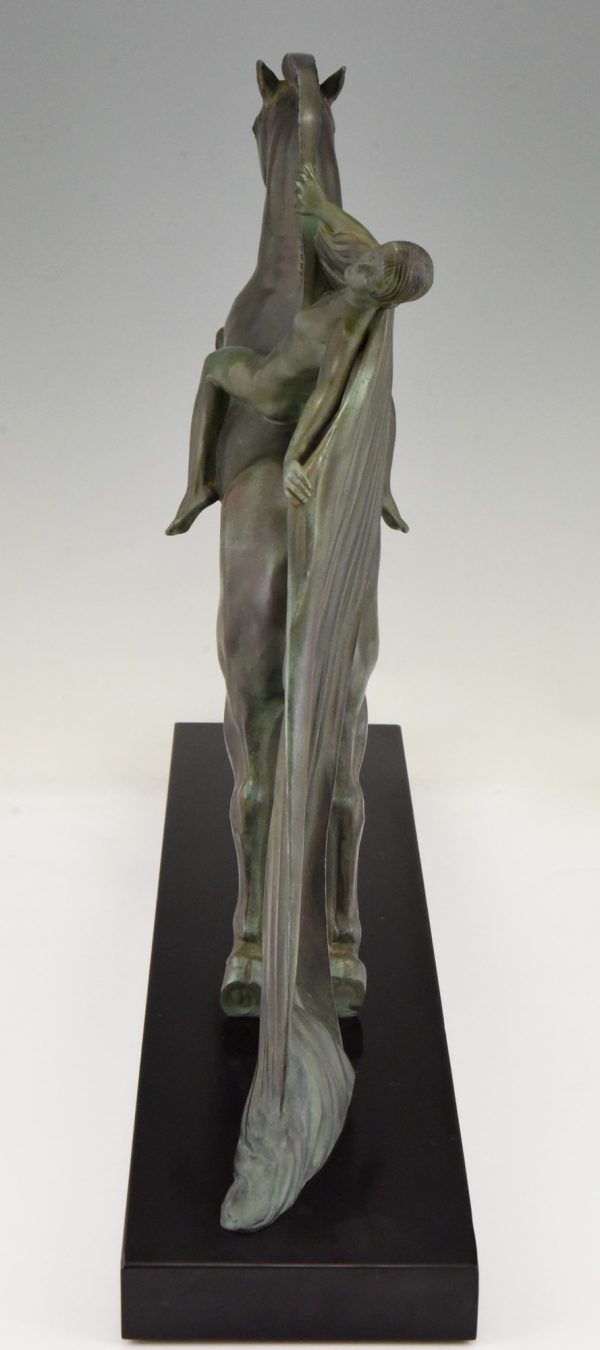 Sculpture Art Deco femme nue au cheval cabrant