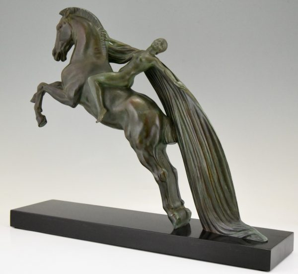 Art Deco sculptuur naakte vrouw op steigerend paard