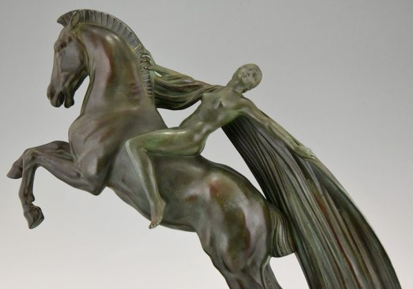 Sculpture Art Deco femme nue au cheval cabrant