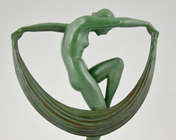 Sculpture Art Deco danseuse nue au voile