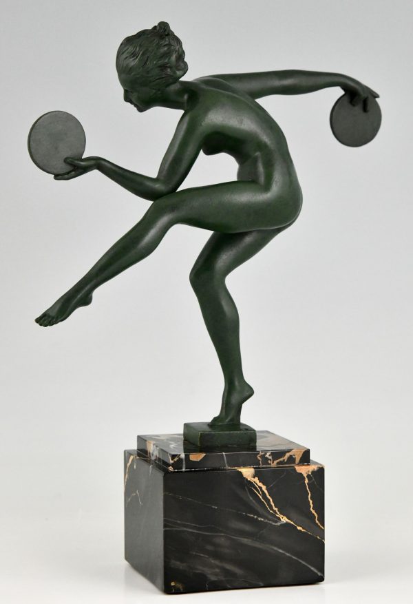 Art Deco sculptuur dansend naakt met schijven