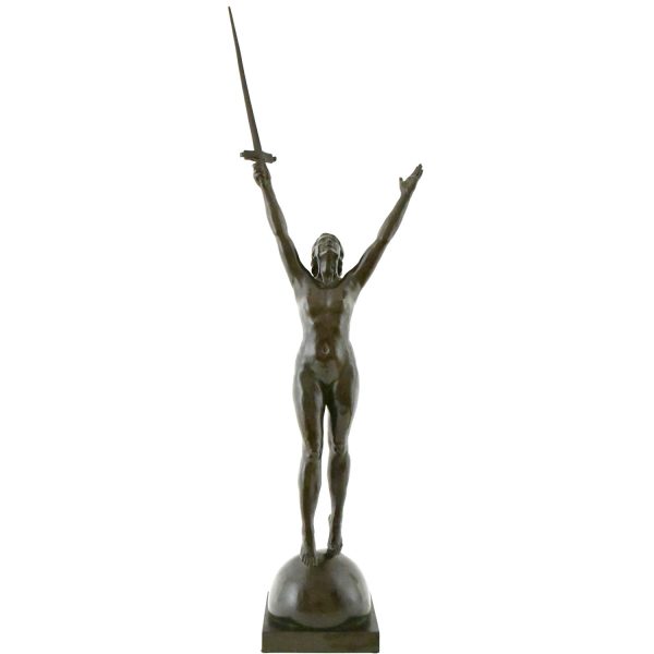 Déliverance, sculpture en bronze d’une femme nue avec epée